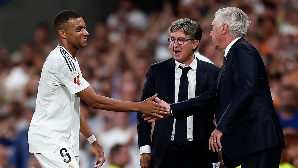 La Liga 2024-25 Real Madrid vs Real Betis: Real Madrid's head coach Carlo Ancelotti shake hands with Kylian Mbappe - | Photo: AP/Pablo Garcia